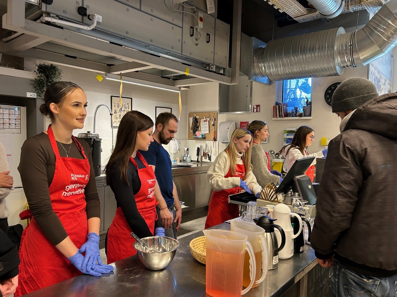 Soli:Walk, Essensausgabe im Caritas Haus Elisabeth und Workshop Fair:teilen in der AK Salzburg--Bild-Nr. 5