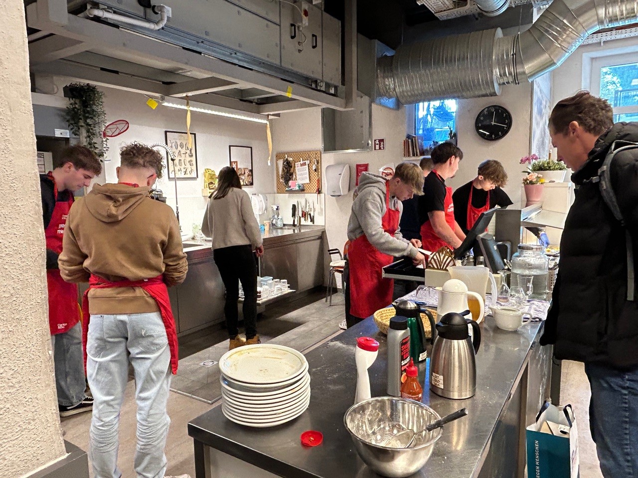 Soli:Walk, Essensausgabe im Caritas Haus Elisabeth und Workshop Fair:teilen in der AK Salzburg--Bild-Nr. 8