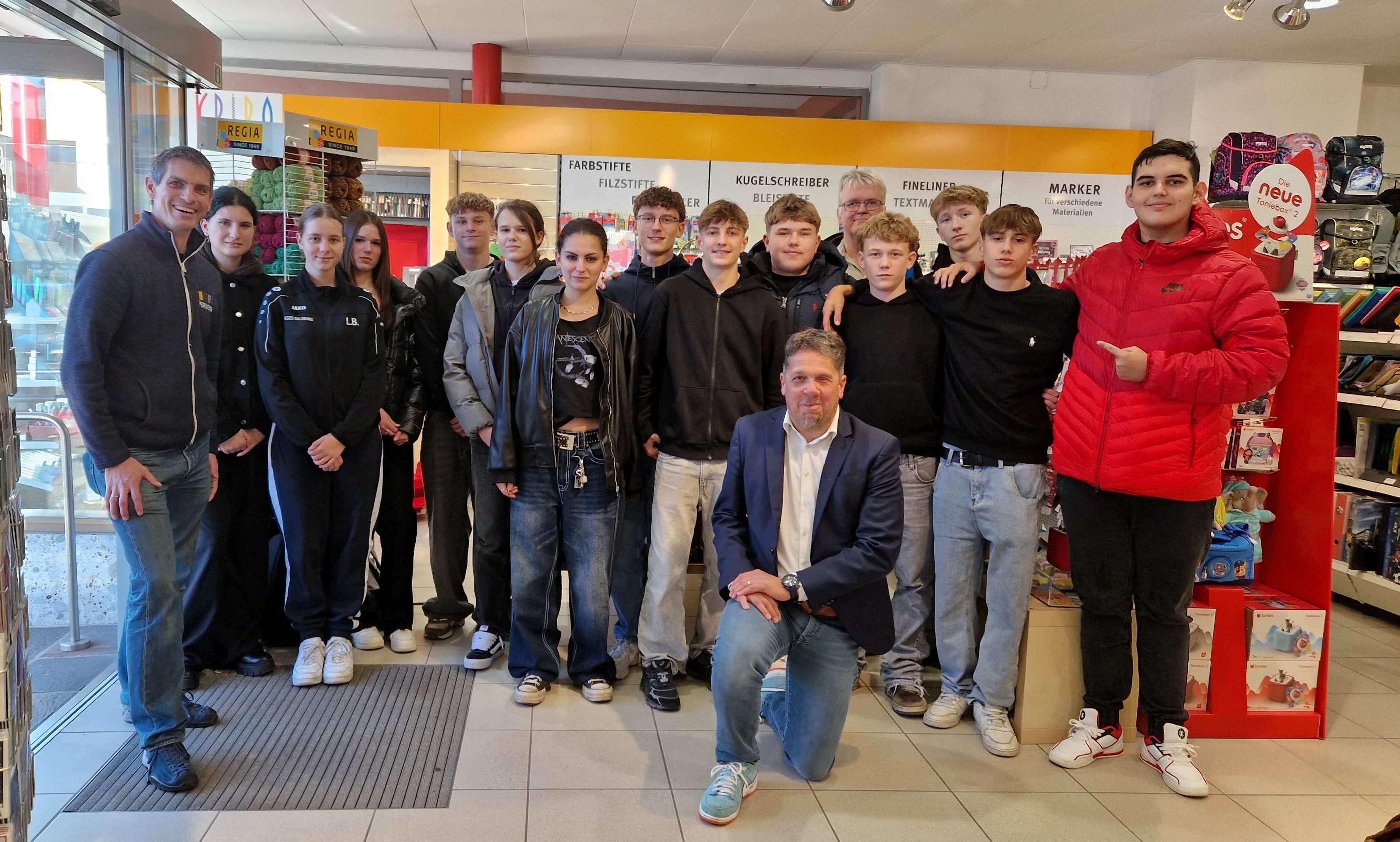 Junior Company der 2AHK "Astrein" kooperiert mit Fa. Perwein--Bild-Nr. 1