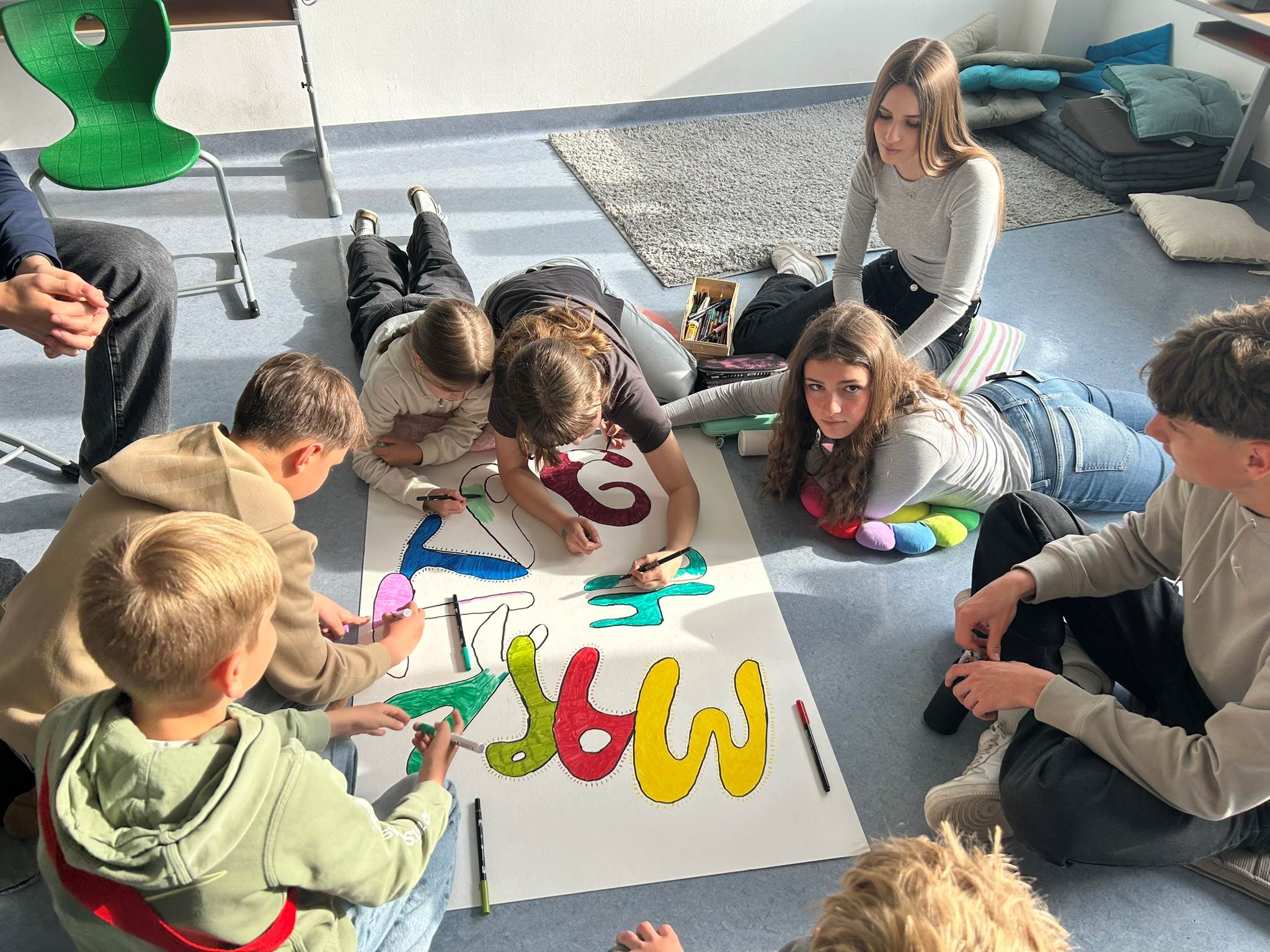 HAK-Schüler:innen besuchten Volksschulkinder in Straßwalchen--Bild-Nr. 1