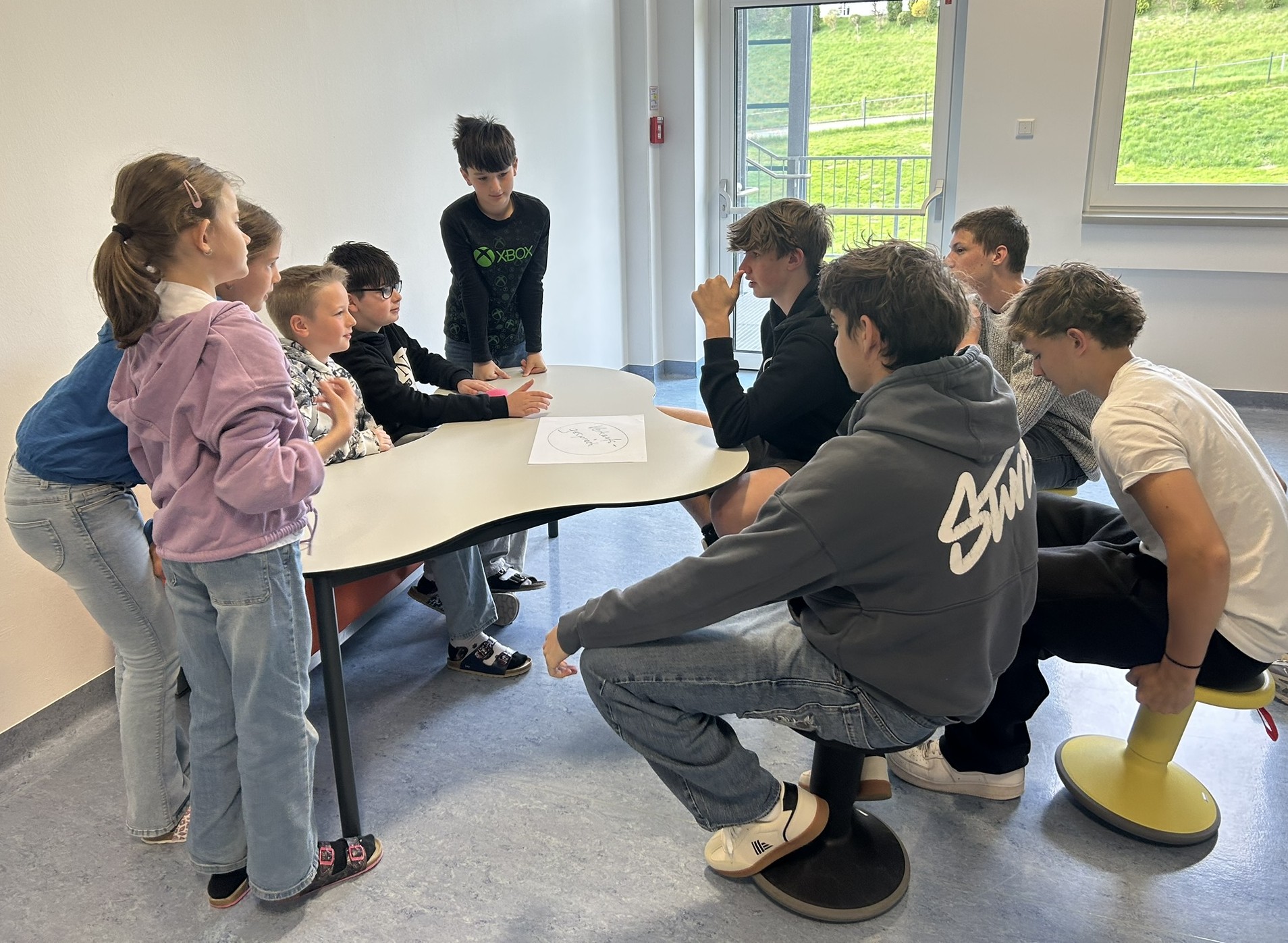 HAK-Schüler:innen besuchten Volksschulkinder in Straßwalchen--Bild-Nr. 5