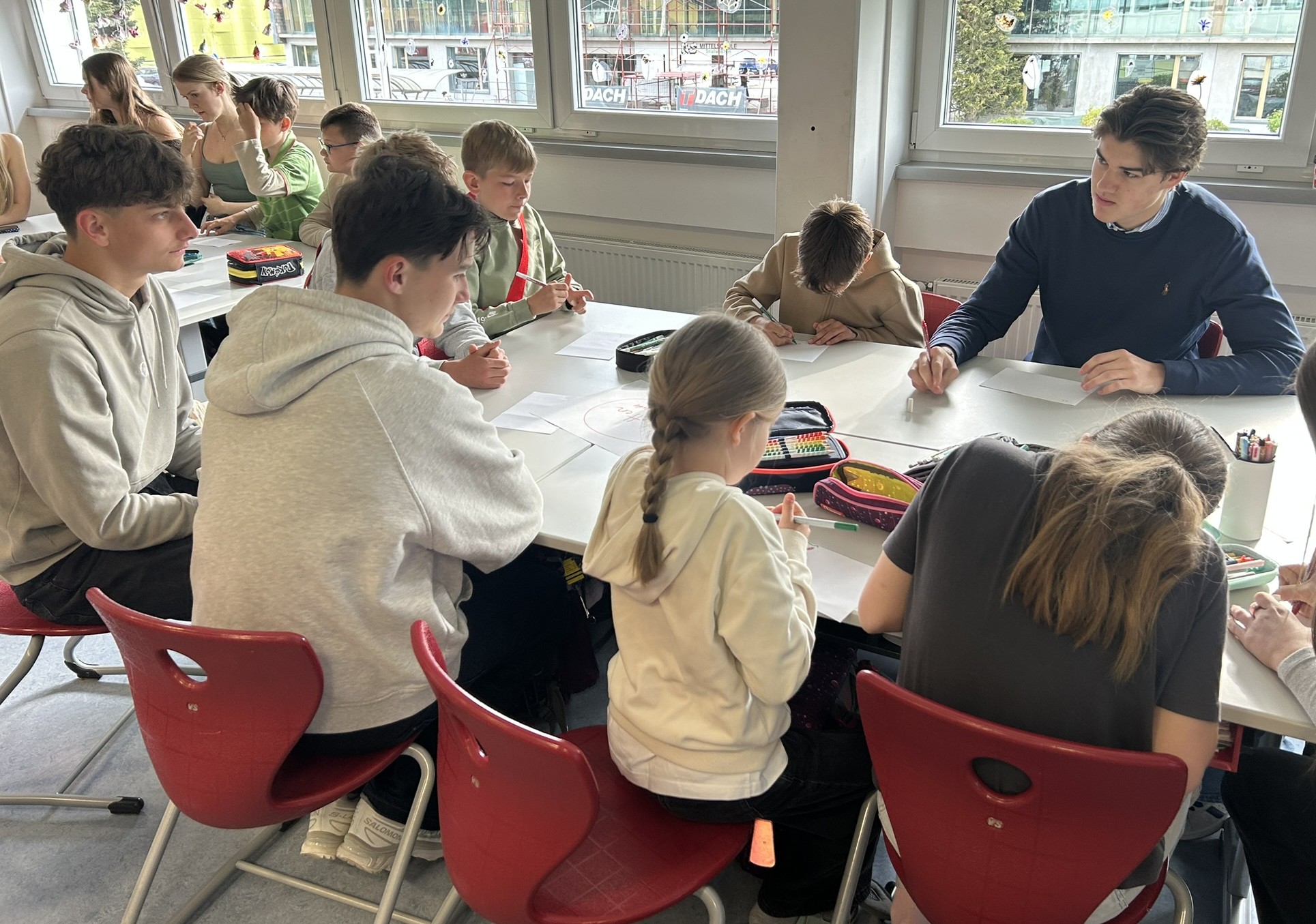 HAK-Schüler:innen besuchten Volksschulkinder in Straßwalchen--Bild-Nr. 6